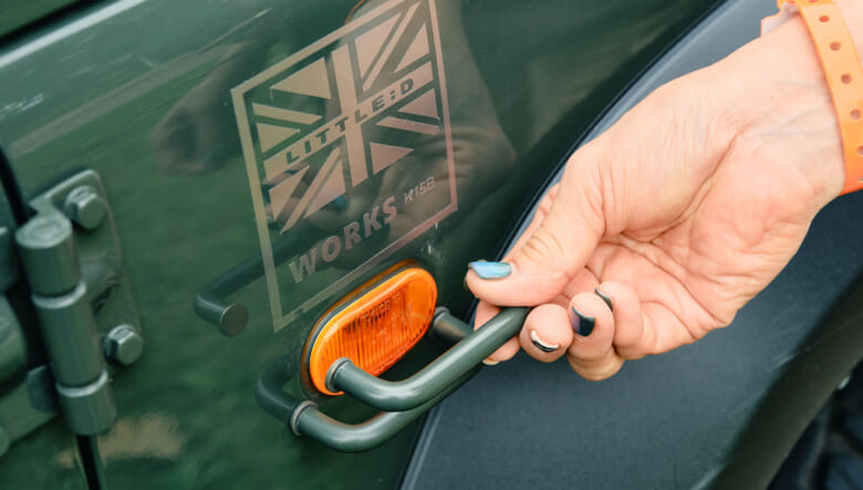 【’22 JIMNY SIERRA JB74】ボディカラーに合わせてテントもワントーンに統一。