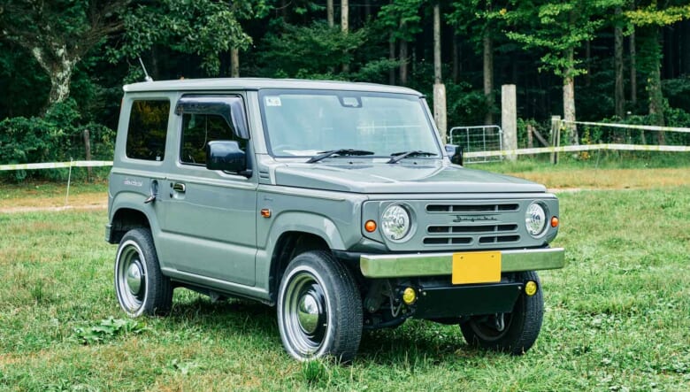 【’22 JIMNY JB64】ホワイトリボンタイヤが車体にマッチ。