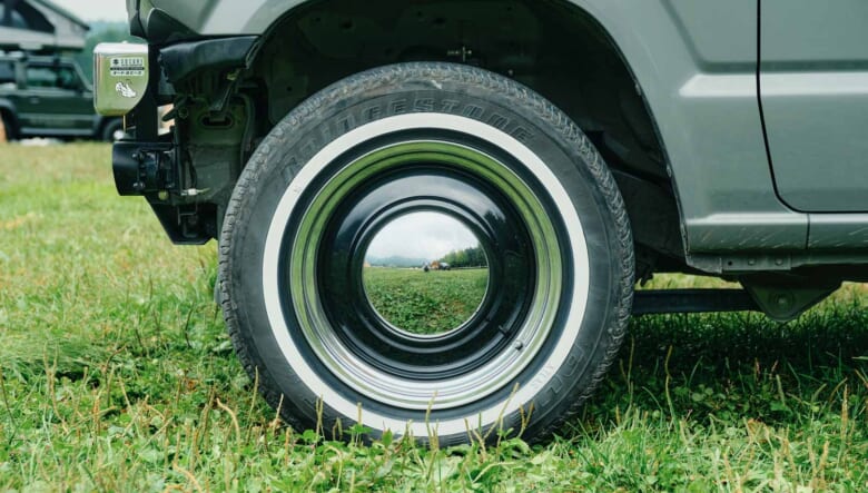 【’22 JIMNY JB64】ホワイトリボンタイヤが車体にマッチ。