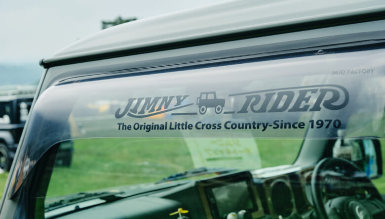 【’22 JIMNY JB64】ホワイトリボンタイヤが車体にマッチ。