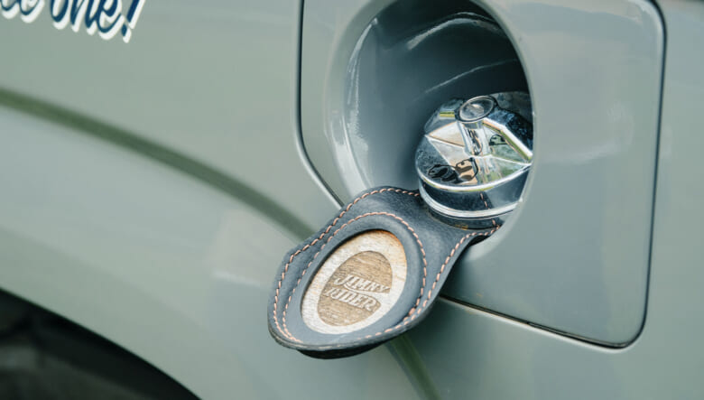 【’22 JIMNY JB64】ホワイトリボンタイヤが車体にマッチ。