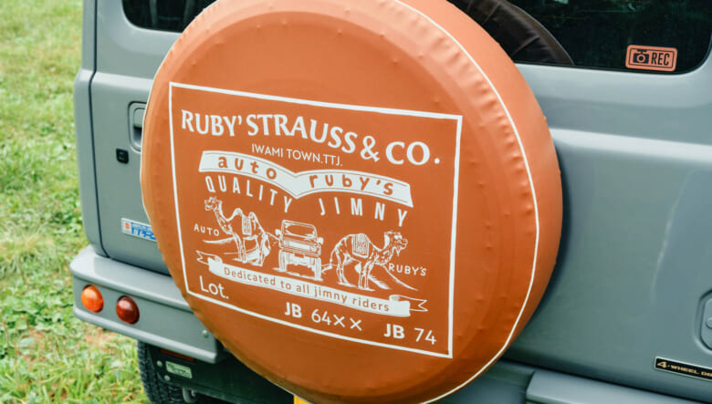 【’22 JIMNY JB64】ホワイトリボンタイヤが車体にマッチ。