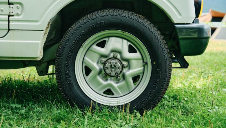 【’91 JIMNY JA11V】希少なパノラミックルーフの開放的車内空間を満喫。