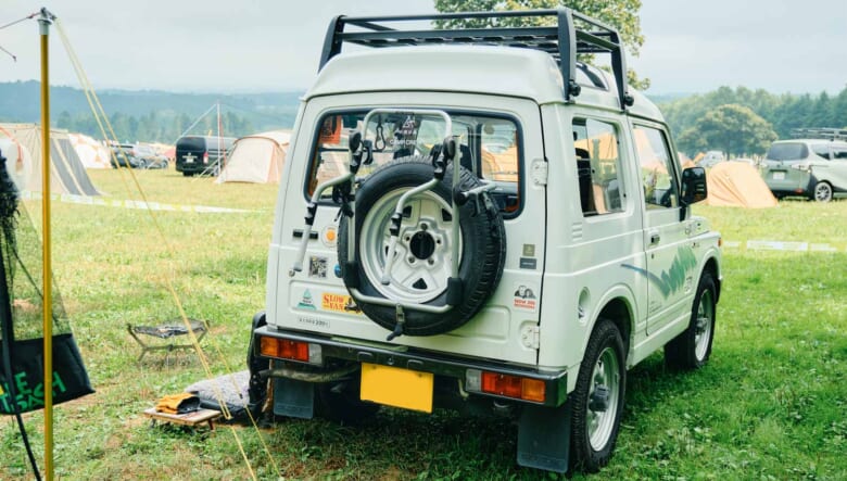 【’91 JIMNY JA11V】希少なパノラミックルーフの開放的車内空間を満喫。
