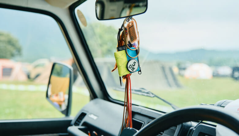 【’91 JIMNY JA11V】希少なパノラミックルーフの開放的車内空間を満喫。