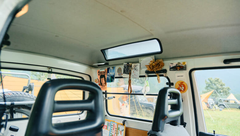 【’91 JIMNY JA11V】希少なパノラミックルーフの開放的車内空間を満喫。