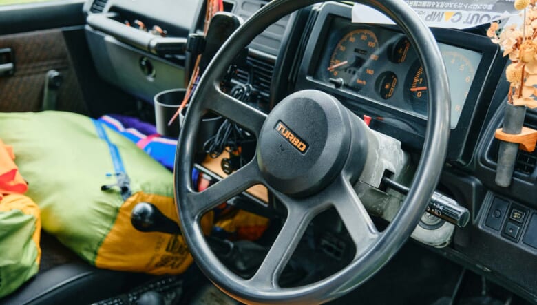 【’91 JIMNY JA11V】希少なパノラミックルーフの開放的車内空間を満喫。