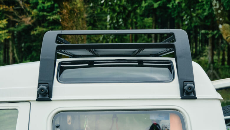 【’91 JIMNY JA11V】希少なパノラミックルーフの開放的車内空間を満喫。