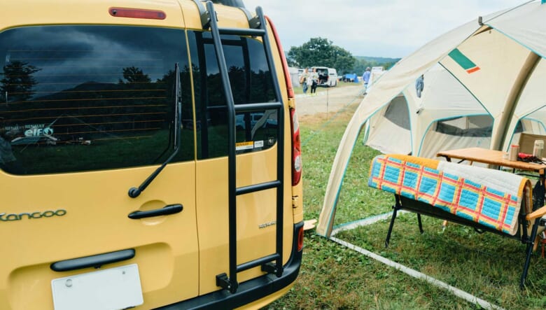 【’13 KANGOO】ワンちゃんとの旅では車内の豊富な収納が活躍。