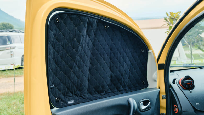 【’13 KANGOO】ワンちゃんとの旅では車内の豊富な収納が活躍。