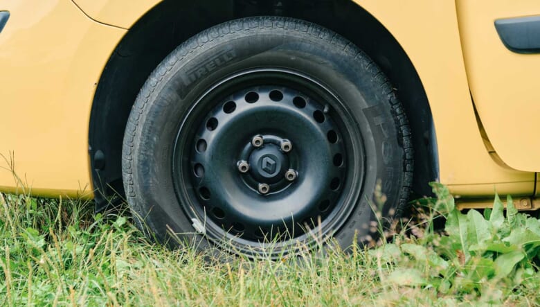 【’13 KANGOO】ワンちゃんとの旅では車内の豊富な収納が活躍。