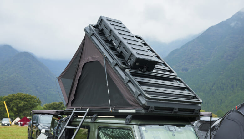 大人2人が寝ることのできる広さを持つルーフトップテント。テント上部にはラックも取り付け可能。