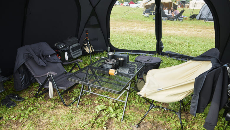 トーンを合わせ、ブラックメインでギアを揃えたリビング。メッシュテーブルはこの上で調理ができて便利なほか、余計なアイテムを持ち込む必要もなくなる。