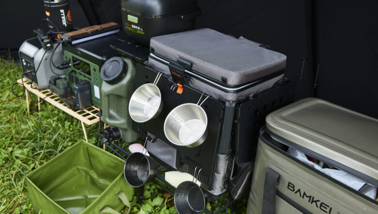 キャリーが付き、持ち運びも楽なポータブル冷蔵庫。3面には広げることができるサイドテーブルが付き、中身を取り出す際に活躍してくれる。