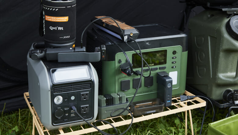 バッテリーは2台体制。PCも充電できるイーノーのP1500プラスとカメラなどの機材に使うバッテリー充電に使うダブソンの600S。