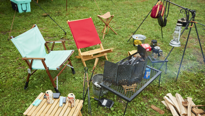 カーミットチェアはナチュラルマウンテンモンキーのマイスターシートに張り替え、色を多く使ったレイアウト。焚き火周りはアイアン製のギアやウッド素材のギアを多く配置。