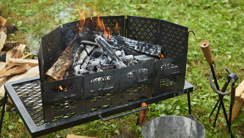 サンゾー工務店のロダンは、プレートを組み合わせるため変形できるのがポイント。焼けつき防止のため、アイアンテーブルの上での使用がおすすめ。