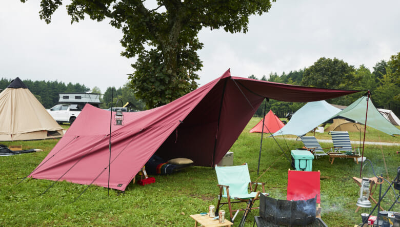 3人用シェルターのウナック3。前に張り出した入り口など、レイアウトの変更ができ便利なモデル。今回は寝室として設営していた。