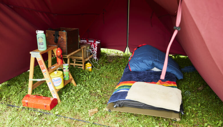 室内にはコットを設置した寝室を。ミシガンラダーの脚立をラック代わりに使うなど、インテリアとしても優秀なレイアウト。