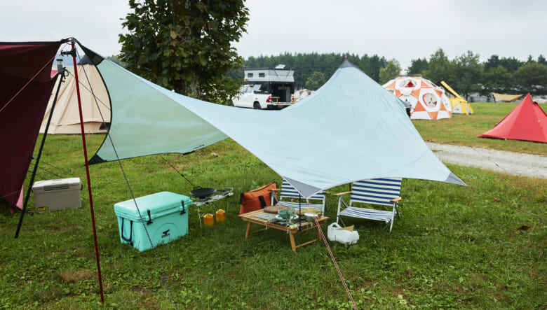 MSRのランデブーの色味に合わせ、爽やかなブルーでまとめたリビング。タープは大人2人がくつろぐにはぴったりのコンパクトなモデル。