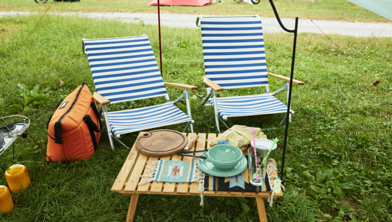 アメリカ製のビーチチェアが、サイトの雰囲気にもピッタリ。ネットで見つけて購入したそう。AOクーラーズのオレンジが差し色として効いている。