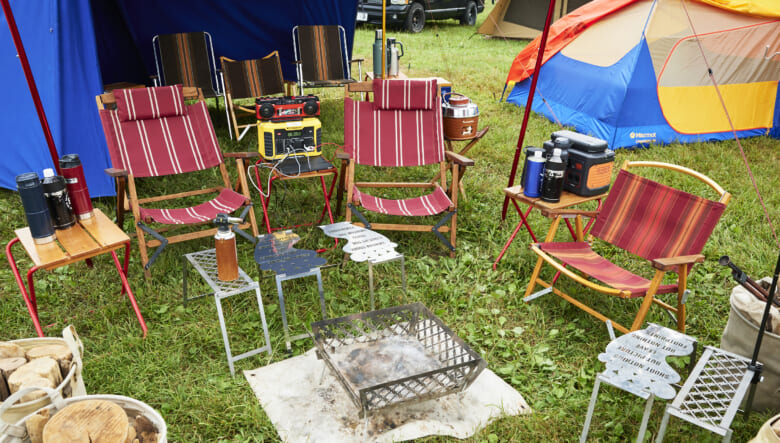 タビカチャカチャチェアはリクライニング可能で快適な座り心地。カーミットチェアも同じ生地で座面を作ってもらった。