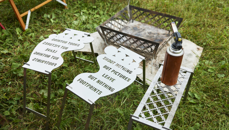 自身がオリジナルで展開しているガレージブランドの焚き火台や足形のサイドテーブルがユニーク。