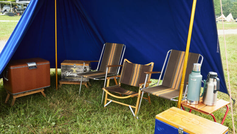 シェルター内部はジップディーと、同じサンブレラ社の古い生地を探して座面を揃えている。