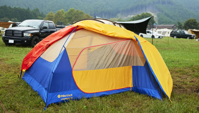 カラフルなマーモットのテントは、アメリカで購入した最新モデル。