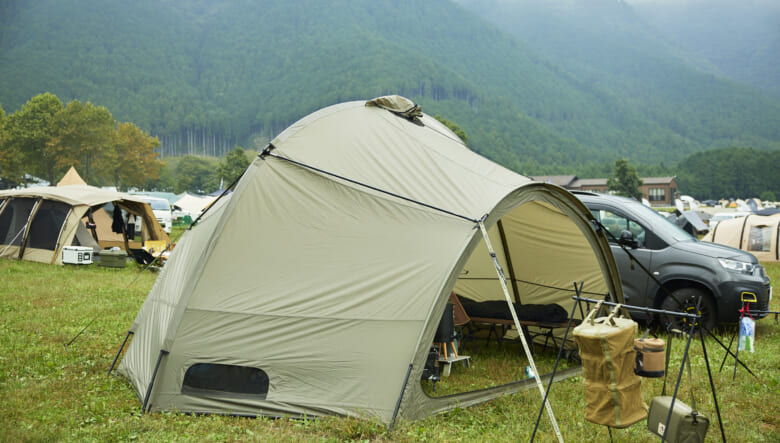3本のメインポールと4本のテンションポールを使った独自構造を採用したテント。