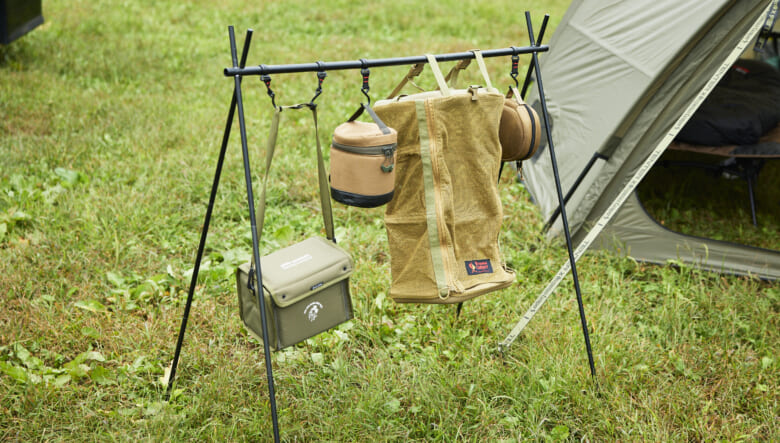 外に置いたネイチャーハイクのハンガーには、洗い物の乾燥用にメッシュラックをセッティング。