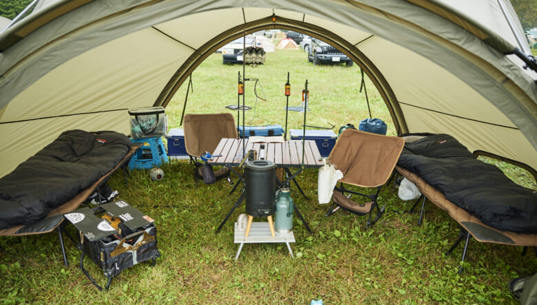 中央にあるリビングでは「便利すぎて手放せなくなりました」とお墨付きのテーブルが。高さが3段階で調整でき、食事もしやすい。