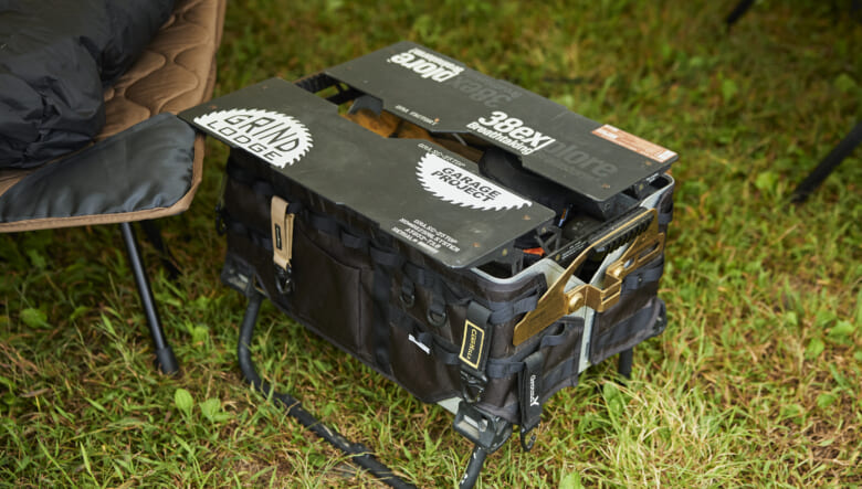 長年使っているスノーピークのシェルフコンテナは、マグネット式のパーツでデコレーション。ランタンなどのギアを収納中