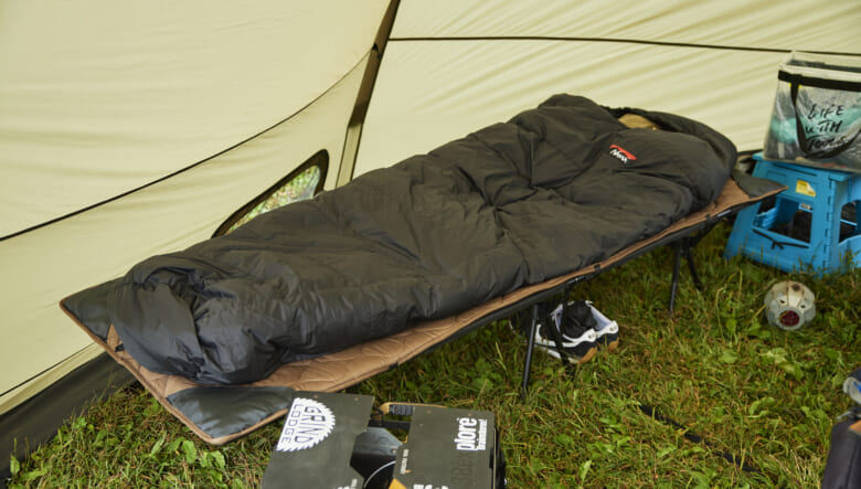 コスパもよくお気に入りというワックのコットは、アクサリー類もセットで購入し快適な寝心地。