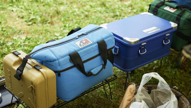 ダルトンのコンテナやクーラーバッグは青で統一。ユニフレームのフィールドラックが箱モノの定位置。