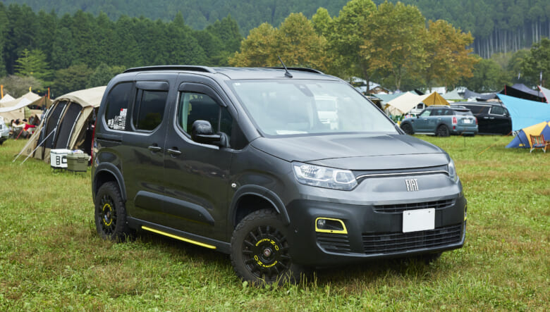 2024年式のフィアット・ドブロはイエローのアクセントが目を引くカスタム仕様。