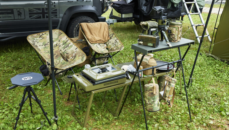 リビング周りももちろんミリタリーな空間。イワタニの焼き上手さんもオリーブグリーンに塗装し、正解感を統一。