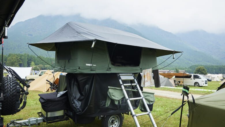 大人3人が寝られるほど広々スペースのルーフトップテント。屋根は取り外しでき、オールシーズンで使用できるスペック。