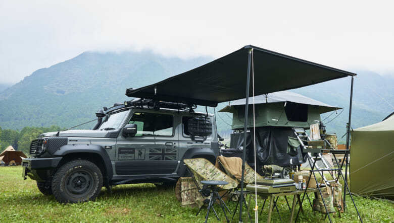 長さのあるオーニングは、遮光性も抜群。周囲にゴールゼロのライトハウスマイククロを吊り下げ、ランタンハンガー的にも活用中。