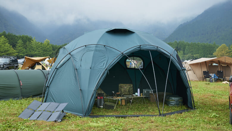 南極地点の強風や積雪にも耐えうるスペックを誇るドームテント。大きく開いた開口部は、好きな場所を開け閉めできるのも嬉しい。