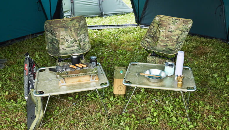 サイト全体をグリーンやオリーブで統一。モジュラーテーブル単体とチェアをセットにして、自分専用のスペースを確保。