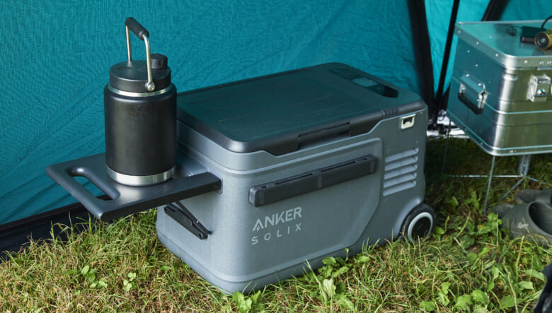 冷蔵・冷凍もできるポータブル冷蔵庫。キャスターやテーブルにもなるハンドルのほか、スマホ充電もできるバッテリーなど便利すぎる機能が満載。テント外のソーラーパネルで充電も可能。
