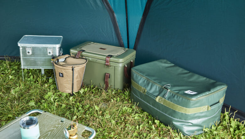 CWFのソフトコンテナやイスにもなるローグのクーラーボックスなども色を合わせて。