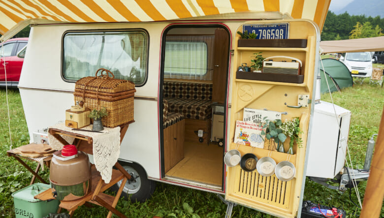 キッチン兼ダイニングとして使うトレーラー前には、生地の頑丈さで選んだテイジン素材のタープを張り、日中はアウトドアリビングで過ごす。