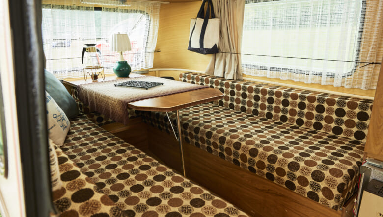 テーブルとベンチシートはフルフラットになるため、夜はここで就寝。座面のレトロな柄もたまらない。