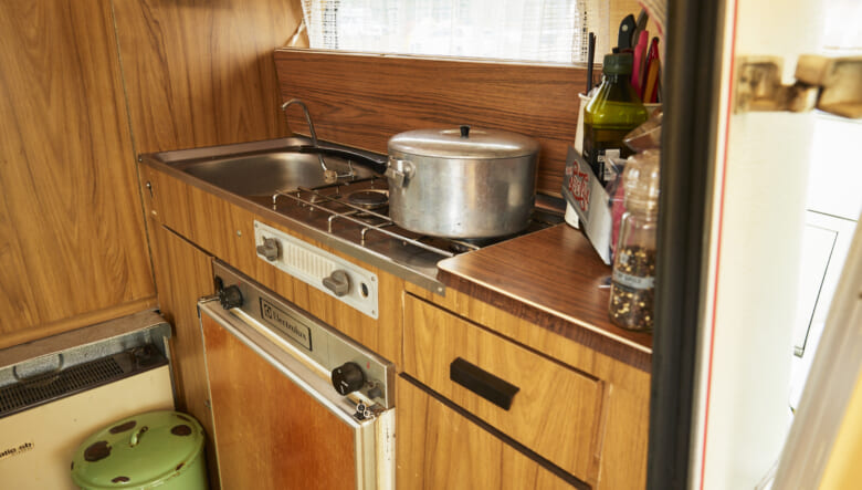 ’77年式のエリバパックの車内はキッチン、冷蔵庫完備。