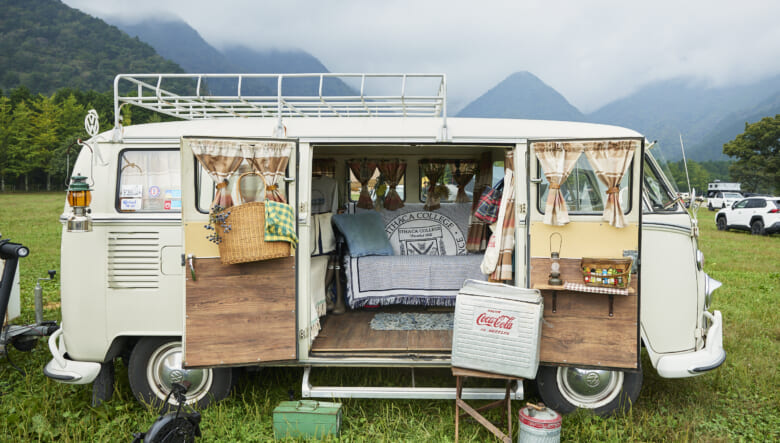 ’76年式のVWタイプ2。エンジニアである黒﨑さんがレストアしつつ乗り続けているそう。