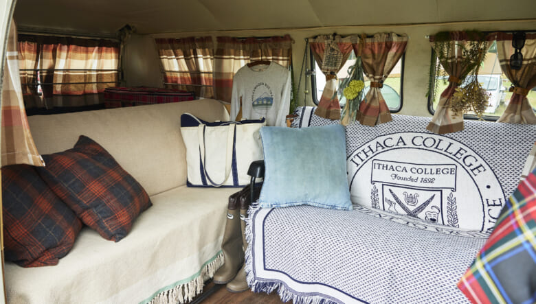 ワーゲンの社内は車中泊可能なキャンピングカー仕様。夫婦のみでキャンプへ行く際はクルマ1台で向かうこともあるそう。