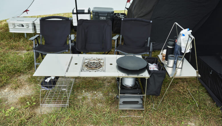 テーブルは韓国発の新鋭ガレージブランド、フレームワークスのもの。チェアはフルカーボン素材の軽量デザインが斬新なブラックボーンのアイテムと、ユニークなガレージブランドが集結。