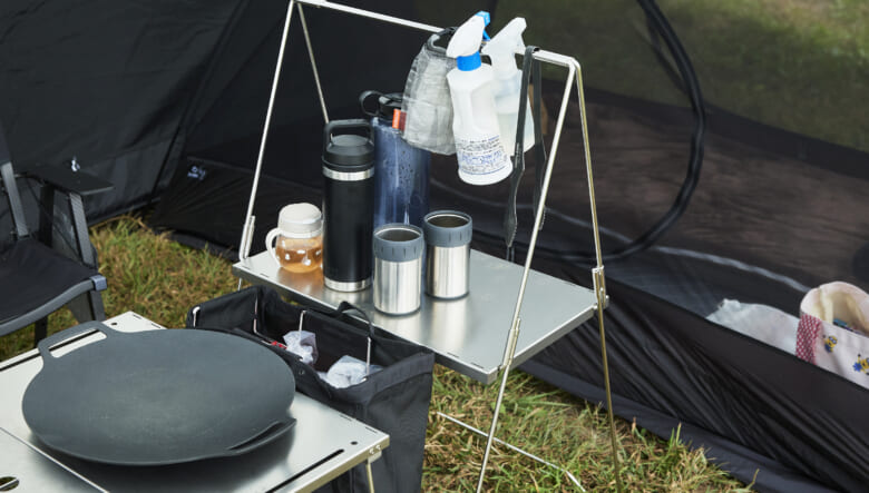 こちらもテーブルと同じフレームワークスのラックを収納として。キッチン小物がひとまとめにできる。